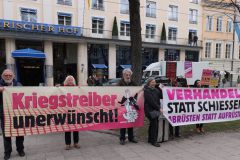 Vorfeldaktion vor dem Bayerischen Hof